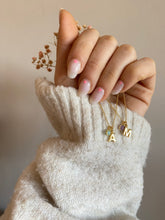 Cargar imagen en el visor de la galería, Colgante Mia Letra y piedra SMALL