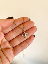 Laden Sie das Bild in den Galerie-Viewer, Colgante Avión Vuelta al mundo Omamori Joyas