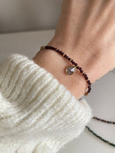 Laden Sie das Bild in den Galerie-Viewer, Pulsera Mini gems granate con labradorita Omamori Joyas