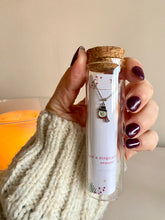 Cargar imagen en el visor de la galería, Pulseras navideñas en tubitos de cristal