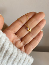 Cargar imagen en el visor de la galería, Colgante Mia Letra y piedra SMALL