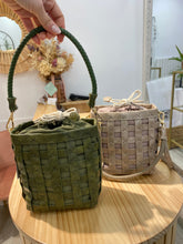 Cargar imagen en el visor de la galería, Bolso Lüa bombonera Omamori Joyas