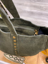 Cargar imagen en el visor de la galería, Bolso Tote tachuelas