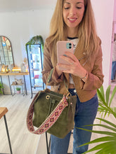 Load image into Gallery viewer, Bolso Bombonera Aina Omamori Joyas