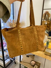 Cargar imagen en el visor de la galería, Bolso Tote tachuelas