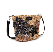 Cargar imagen en el visor de la galería, Bolso mimbre bandolera detalles florales Omamori Joyas