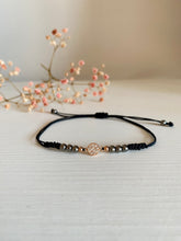 Laden Sie das Bild in den Galerie-Viewer, Pulsera Gold Rose Circ Omamori Joyas