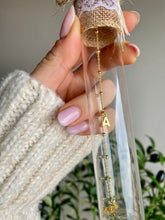 Cargar imagen en el visor de la galería, Pulsera bolitas con inicial en Probeta Omamori Joyas