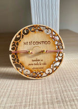 Load image into Gallery viewer, Pack Detalle de boda en madera Mi sí contigo y Pulsera