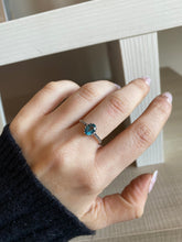 Laden Sie das Bild in den Galerie-Viewer, Anillo London Blue Omamori Joyas