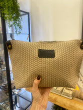 Laden Sie das Bild in den Galerie-Viewer, Bolso Medium Trenzado Omamori Joyas