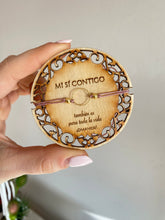 Cargar imagen en el visor de la galería, Unidad Detalle de boda en madera Mi sí contigo y Pulser Omamori Joyas