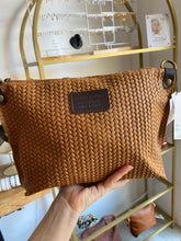 Laden Sie das Bild in den Galerie-Viewer, Bolso Medium Trenzado Omamori Joyas