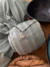 Cargar imagen en el visor de la galería, Colgante Mikadzuki Omamori Joyas