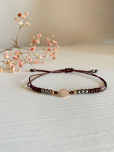 Laden Sie das Bild in den Galerie-Viewer, Pulsera Gold Rose Circ Omamori Joyas