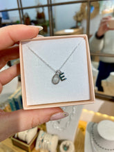 Cargar imagen en el visor de la galería, Colgante Mia Letra y piedra MEDIUM Omamori Joyas