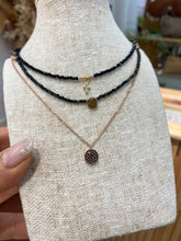 Cargar imagen en el visor de la galería, Colgante Circonitas Negras Omamori Joyas
