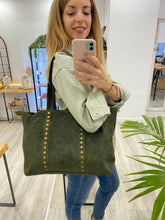 Cargar imagen en el visor de la galería, Bolso Tote tachuelas