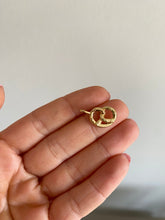 Cargar imagen en el visor de la galería, Charm Bretzel Omamori Joyas