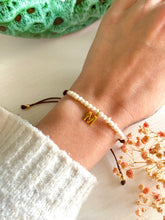Load image into Gallery viewer, Pulsera Perlas Letra ajustable