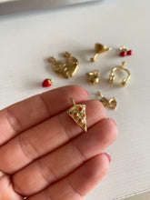Load image into Gallery viewer, Charm Porción de Pizza Omamori Joyas