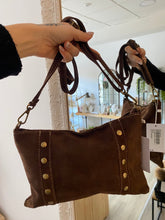 Cargar imagen en el visor de la galería, Bolso Tachuelas Medium Omamori Joyas