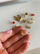 Cargar imagen en el visor de la galería, Charm Croissant Omamori Joyas