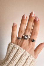 Cargar imagen en el visor de la galería, Anillo Reina Carlota Omamori Joyas