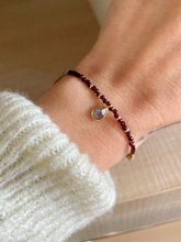 Laden Sie das Bild in den Galerie-Viewer, Pulsera Mini gems granate con labradorita Omamori Joyas