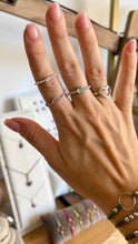 Laden Sie das Bild in den Galerie-Viewer, Anillo bolitas de plata elástico Omamori Joyas