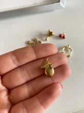 Cargar imagen en el visor de la galería, Variedad de Charms Omamori Joyas