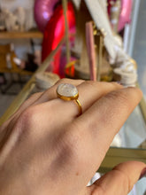 Cargar imagen en el visor de la galería, Anillo Piedra Luna Oval Omamori Joyas