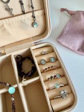 Charger l'image dans la galerie, Joyero Velvet Omamori Joyas