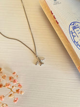 Laden Sie das Bild in den Galerie-Viewer, Colgante Avión Vuelta al mundo Omamori Joyas