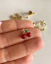 Laden Sie das Bild in den Galerie-Viewer, Charm Cerezas 🍒 Omamori Joyas