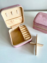 Charger l'image dans la galerie, Joyero Velvet Omamori Joyas
