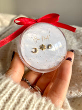 Cargar imagen en el visor de la galería, Bola de Navidad con Mini pendientes