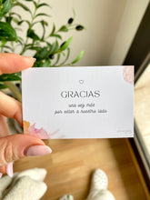 Cargar imagen en el visor de la galería, Tarjeta con mensaje “Gracias una vez más'' Omamori Joyas