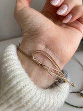 Laden Sie das Bild in den Galerie-Viewer, Pulsera Mini gems granate con labradorita Omamori Joyas