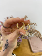 Cargar imagen en el visor de la galería, Aros Acero Textura Omamori Joyas