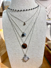 Cargar imagen en el visor de la galería, Colgante Mia Letra y piedra MEDIUM Omamori Joyas