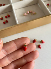 Cargar imagen en el visor de la galería, Charm Fresa