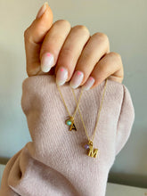 Cargar imagen en el visor de la galería, Colgante Mia Letra y piedra SMALL Omamori Joyas