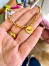 Load image into Gallery viewer, Pulsera bolitas medalla grabada