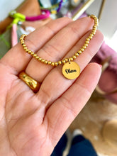 Cargar imagen en el visor de la galería, Pulsera bolitas medalla grabada Omamori Joyas