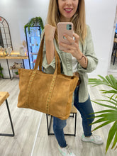 Cargar imagen en el visor de la galería, Bolso Tote tachuelas
