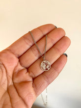 Laden Sie das Bild in den Galerie-Viewer, Colgante Mapamundi Vuelta al mundo Omamori Joyas