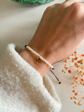 Load image into Gallery viewer, Pulsera Perlas Letra ajustable