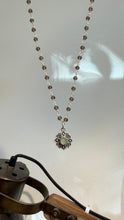 Load image into Gallery viewer, Colgante Flor calcedonia verde agua Omamori Joyas