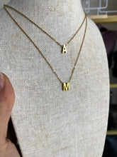 Laden Sie das Bild in den Galerie-Viewer, Colgante Inicial AC Omamori Joyas